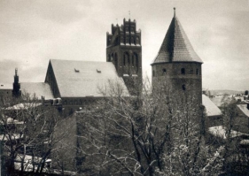 Średniowieczne zabytki Lęborka, wzniesione jeszcze przez Krzyżaków. Na pierwszym planie Baszta Bluszczowa, w tle gotycki korpus kościoła św. Jakuba
